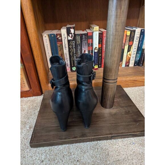 Aquatalia Women’s Size 7 Black Leather Buckle Ankle Bootie Boots Italy Heeled - Picture 2 of 7